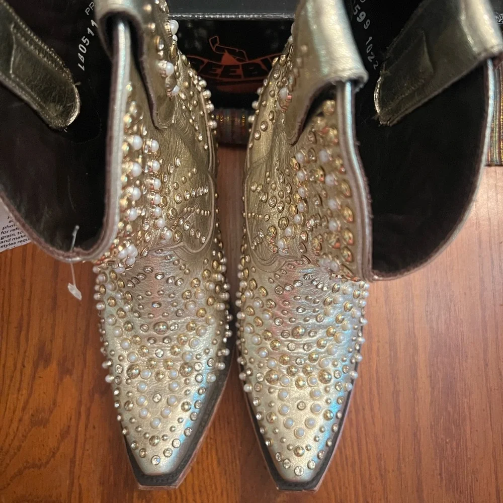 Lane Dolly Gold Boots with studs NWOB - Picture 3 of 9